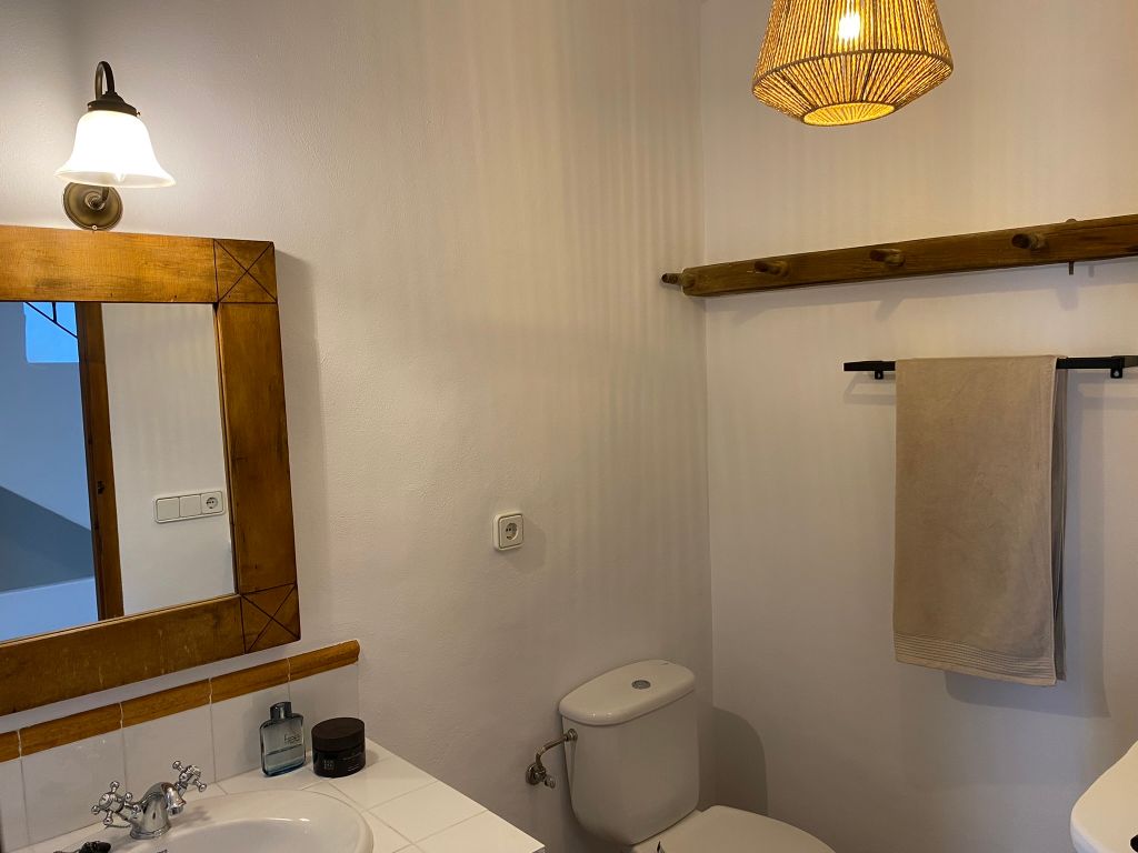 Badkamer met ligbad, wastafel en toilet